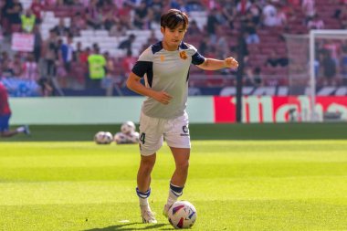 Madrid, İspanya - 8 Ekim 2023: Atletico de Madrid ile Real Sociedad arasındaki lig maçı Madrid Metropolitano 'da oynandı. Topla Kubo 'yu al. Profesyonel futbolcular.