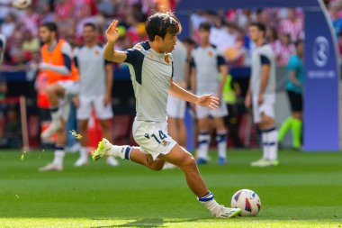 Madrid, İspanya - 8 Ekim 2023: Atletico de Madrid ile Real Sociedad arasındaki lig maçı Madrid Metropolitano 'da oynandı. Topla Kubo 'yu al. Profesyonel futbolcular.
