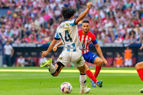 Madrid, İspanya - 8 Ekim 2023: Atletico de Madrid ile Real Sociedad arasındaki lig maçı Madrid Metropolitano 'da oynandı. Topla Kubo 'yu al. Profesyonel futbolcular.