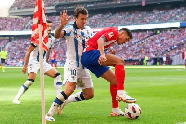 Madrid, İspanya - 8 Ekim 2023: Atletico de Madrid ile Real Sociedad arasındaki lig maçı Madrid Metropolitano 'da oynandı. - Evet. Profesyonel futbolcular.