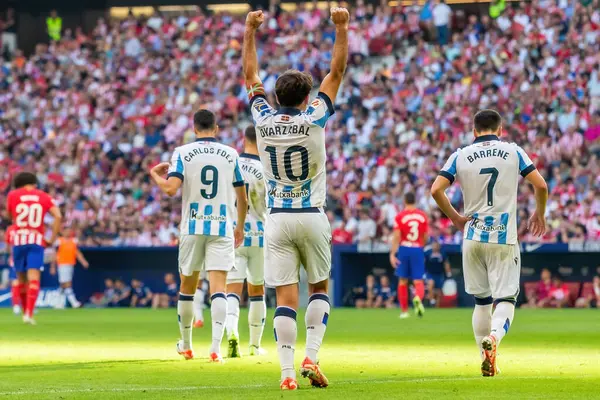 Madrid, İspanya - 8 Ekim 2023: Atletico de Madrid ile Real Sociedad arasındaki lig maçı Madrid Metropolitano 'da oynandı. Oyarzabal bir gol kutluyor. Profesyonel futbolcular.