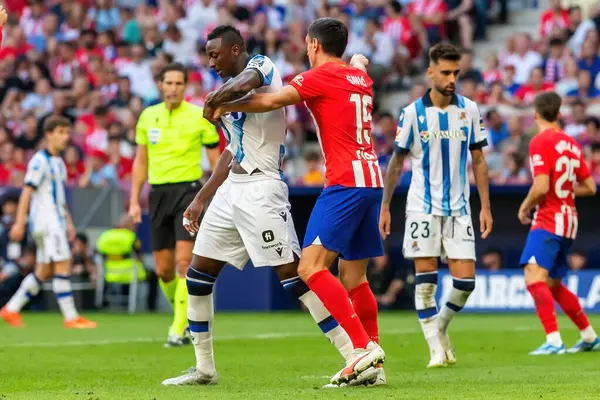 Madrid, İspanya - 8 Ekim 2023: Atletico de Madrid ile Real Sociedad arasındaki lig maçı Madrid Metropolitano 'da oynandı. - Evet. Profesyonel futbolcular.