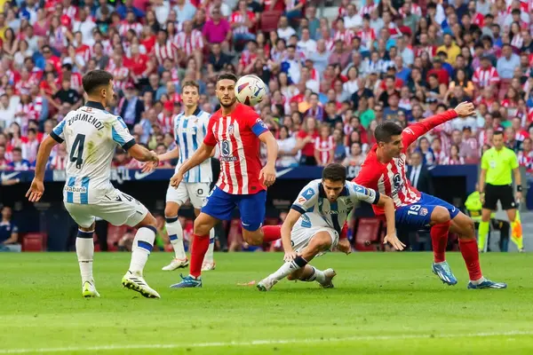 Madrid, İspanya - 8 Ekim 2023: Atletico de Madrid ile Real Sociedad arasındaki lig maçı Madrid Metropolitano 'da oynandı. - Evet. Profesyonel futbolcular.