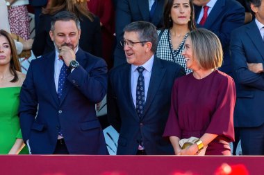 Madrid, İspanya - 12 Ekim 2023 İspanyol gününü kutlamak için Madrid 'de askeri geçit töreni. Nuez Feijoo ve Santiago Abascal tören sırasında.