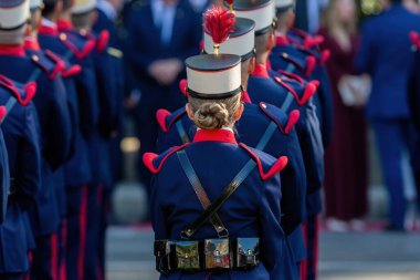 Madrid, İspanya - 12 Ekim 2023 İspanyol gününü kutlamak için Madrid 'de askeri geçit töreni. Geçit törenindeki askeri kadınlar. Ordudaki kadınlar..