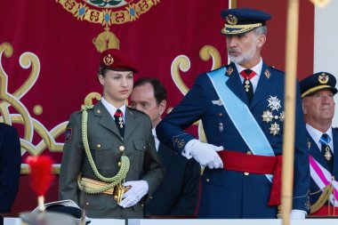 Madrid, İspanya - 12 Ekim 2023 İspanyol gününü kutlamak için Madrid 'de askeri geçit töreni. Törene Asturias Prensesi ve İspanya Kralları başkanlık ediyor. Askeri üniformalı Prenses Leonor.
