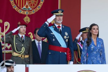 Madrid, İspanya - 12 Ekim 2023 İspanyol gününü kutlamak için Madrid 'de askeri geçit töreni. Törene Asturias Prensesi ve İspanya Kralları başkanlık ediyor. Askeri üniformalı Prenses Leonor.