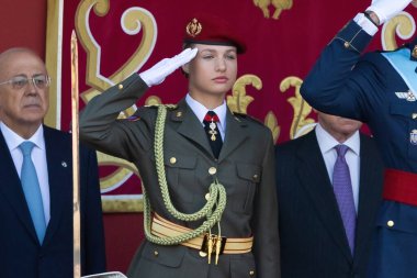 Madrid, İspanya - 12 Ekim 2023 İspanyol gününü kutlamak için Madrid 'de askeri geçit töreni. Törene Asturias Prensesi ve İspanya Kralları başkanlık ediyor. Askeri üniformalı Prenses Leonor.