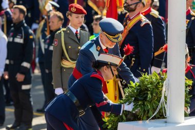 Madrid, İspanya - 12 Ekim 2023 İspanyol gününü kutlamak için Madrid 'de askeri geçit töreni. Törene Asturias Prensesi ve İspanya Kralları başkanlık ediyor. Askeri üniformalı Prenses Leonor.