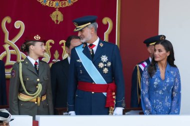 Madrid, İspanya - 12 Ekim 2023 İspanyol gününü kutlamak için Madrid 'de askeri geçit töreni. Törene Asturias Prensesi ve İspanya Kralları başkanlık ediyor. Askeri üniformalı Prenses Leonor.