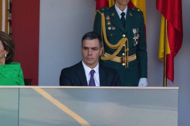 Madrid, İspanya - 12 Ekim 2023 İspanyol gününü kutlamak için Madrid 'de askeri geçit töreni. Pedro Sanchez askeri geçit törenine katılıyor..