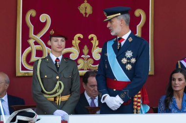 Madrid, İspanya - 12 Ekim 2023 İspanyol gününü kutlamak için Madrid 'de askeri geçit töreni. Törene Asturias Prensesi ve İspanya Kralları başkanlık ediyor. Askeri üniformalı Prenses Leonor.
