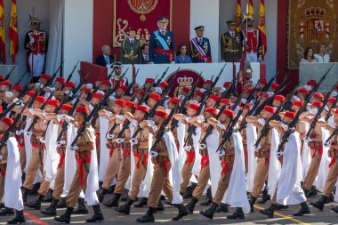 Madrid, İspanya - 12 Ekim 2023 İspanyol gününü kutlamak için Madrid 'de askeri geçit töreni. Törene Asturias Prensesi ve İspanya Kralları başkanlık ediyor. Askeri üniformalı Prenses Leonor.