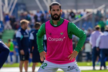 Madrid, İspanya - 21 Ekim 2023: Getafe F.C ile Betis arasındaki lig maçı Madrid 'de oynandı. Futbolcular. Isco Alarcon topu aldı..