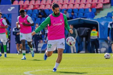 Madrid, İspanya - 21 Ekim 2023: Getafe F.C ile Betis arasındaki lig maçı Madrid 'de oynandı. Futbolcular. Isco Alarcon topu aldı..