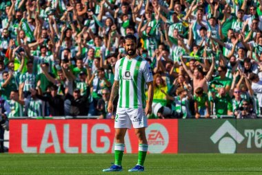 Madrid, İspanya - 21 Ekim 2023: Getafe F.C ile Betis arasındaki lig maçı Madrid 'de oynandı. Futbolcular. Isco Alarcon topu aldı..