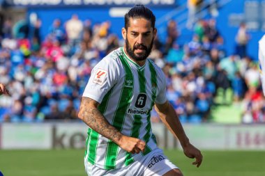 Madrid, İspanya - 21 Ekim 2023: Getafe F.C ile Betis arasındaki lig maçı Madrid 'de oynandı. Futbolcular. Isco Alarcon topu aldı..