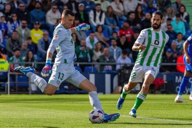 Madrid, İspanya - 21 Ekim 2023: Getafe F.C ile Betis arasındaki lig maçı Madrid 'de oynandı. Futbolcular. Isco Alarcon topu aldı..