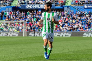 Madrid, İspanya - 21 Ekim 2023: Getafe F.C ile Betis arasındaki lig maçı Madrid 'de oynandı. Futbolcular. Isco Alarcon topu aldı..