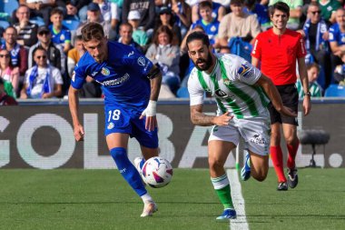 Madrid, İspanya - 21 Ekim 2023: Getafe F.C ile Betis arasındaki lig maçı Madrid 'de oynandı. Futbolcular. Isco Alarcon topu aldı..