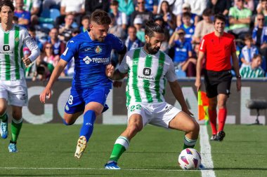 Madrid, İspanya - 21 Ekim 2023: Getafe F.C ile Betis arasındaki lig maçı Madrid 'de oynandı. Futbolcular. Isco Alarcon topu aldı..