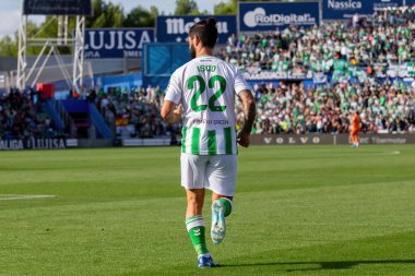 Madrid, İspanya - 21 Ekim 2023: Getafe F.C ile Betis arasındaki lig maçı Madrid 'de oynandı. Futbolcular. Isco Alarcon topu aldı..