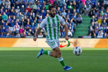 Madrid, İspanya - 21 Ekim 2023: Getafe F.C ile Betis arasındaki lig maçı Madrid 'de oynandı. Futbolcular. Isco Alarcon topu aldı..