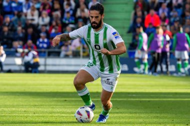 Madrid, İspanya - 21 Ekim 2023: Getafe F.C ile Betis arasındaki lig maçı Madrid 'de oynandı. Futbolcular. Isco Alarcon topu aldı..