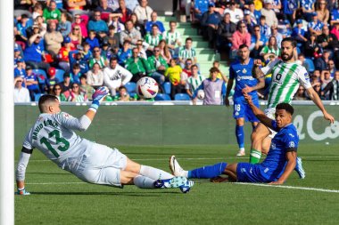 Madrid, İspanya - 21 Ekim 2023: Getafe F.C ile Betis arasındaki lig maçı Madrid 'de oynandı. Futbolcular. Isco Alarcon topu aldı..