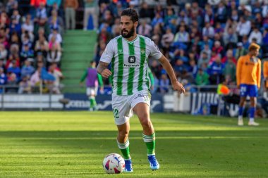 Madrid, İspanya - 21 Ekim 2023: Getafe F.C ile Betis arasındaki lig maçı Madrid 'de oynandı. Futbolcular. Isco Alarcon topu aldı..