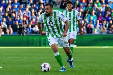 Madrid, İspanya - 21 Ekim 2023: Getafe F.C ile Betis arasındaki lig maçı Madrid 'de oynandı. Futbolcular. Topla Borja Iglesias.