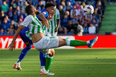 Madrid, İspanya - 21 Ekim 2023: Getafe F.C ile Betis arasındaki lig maçı Madrid 'de oynandı. Futbolcular. Topla Borja Iglesias.