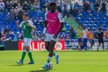 Madrid, İspanya - 21 Ekim 2023: Getafe F.C ile Betis arasındaki lig maçı Madrid 'de oynandı. Futbolcular. Assane Diao topu aldı..