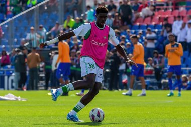 Madrid, İspanya - 21 Ekim 2023: Getafe F.C ile Betis arasındaki lig maçı Madrid 'de oynandı. Futbolcular. Assane Diao topu aldı..