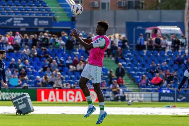 Madrid, İspanya - 21 Ekim 2023: Getafe F.C ile Betis arasındaki lig maçı Madrid 'de oynandı. Futbolcular. Assane Diao topu aldı..