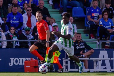 Madrid, İspanya - 21 Ekim 2023: Getafe F.C ile Betis arasındaki lig maçı Madrid 'de oynandı. Futbolcular. Assane Diao topu aldı..