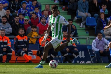 Madrid, İspanya - 21 Ekim 2023: Getafe F.C ile Betis arasındaki lig maçı Madrid 'de oynandı. Futbolcular. Assane Diao topu aldı..
