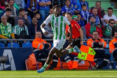 Madrid, İspanya - 21 Ekim 2023: Getafe F.C ile Betis arasındaki lig maçı Madrid 'de oynandı. Futbolcular. Assane Diao topu aldı..