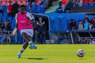 Madrid, İspanya - 21 Ekim 2023: Getafe F.C ile Betis arasındaki lig maçı Madrid 'de oynandı. Futbolcular. Assane Diao topu aldı..