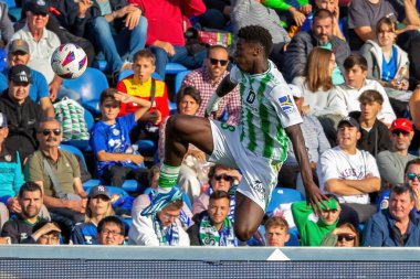 Madrid, İspanya - 21 Ekim 2023: Getafe F.C ile Betis arasındaki lig maçı Madrid 'de oynandı. Futbolcular. Assane Diao topu aldı..