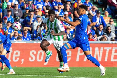 Madrid, İspanya - 21 Ekim 2023: Getafe F.C ile Betis arasındaki lig maçı Madrid 'de oynandı. Futbolcular. Assane Diao topu aldı..