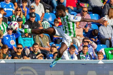 Madrid, İspanya - 21 Ekim 2023: Getafe F.C ile Betis arasındaki lig maçı Madrid 'de oynandı. Futbolcular. Assane Diao topu aldı..