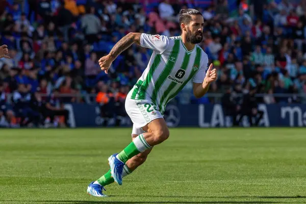 Madrid, İspanya - 21 Ekim 2023: Getafe F.C ile Betis arasındaki lig maçı Madrid 'de oynandı. Futbolcular. Isco Alarcon topu aldı..