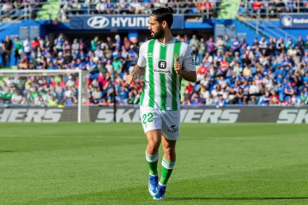Madrid, İspanya - 21 Ekim 2023: Getafe F.C ile Betis arasındaki lig maçı Madrid 'de oynandı. Futbolcular. Isco Alarcon topu aldı..