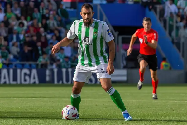 Madrid, İspanya - 21 Ekim 2023: Getafe F.C ile Betis arasındaki lig maçı Madrid 'de oynandı. Futbolcular. Topla Borja Iglesias.