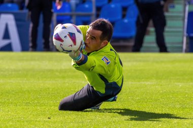 Madrid, İspanya - 21 Ekim 2023: Getafe F.C ile Betis arasındaki lig maçı Madrid 'de oynandı. Futbolcular. Claudio Bravo topu aldı..