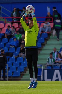 Madrid, İspanya - 21 Ekim 2023: Getafe F.C ile Betis arasındaki lig maçı Madrid 'de oynandı. Futbolcular. Claudio Bravo topu aldı..