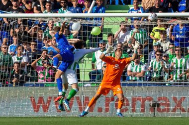 Madrid, İspanya - 21 Ekim 2023: Getafe F.C ile Betis arasındaki lig maçı Madrid 'de oynandı. Futbolcular. Claudio Bravo topu aldı..