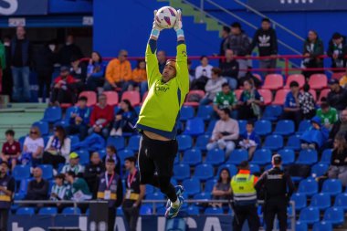 Madrid, İspanya - 21 Ekim 2023: Getafe F.C ile Betis arasındaki lig maçı Madrid 'de oynandı. Futbolcular. Claudio Bravo topu aldı..