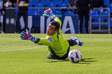 Madrid, İspanya - 21 Ekim 2023: Getafe F.C ile Betis arasındaki lig maçı Madrid 'de oynandı. Futbolcular. Claudio Bravo topu aldı..